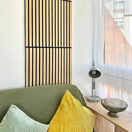 Equipe Avec Balcon - Bail Mobilite Appartement Puteaux